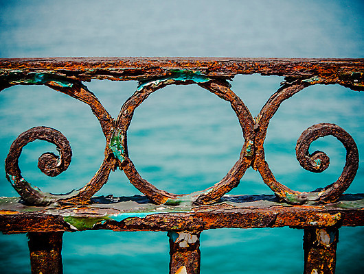 포토 JPG 해외이미지 디자인 바다 여행 곡선 난간 날씨 해변 사람없음 장식 빨간색 물 파란색 울타리 금속 항구 손상 산책로 수확 기둥 화려 그리기 지중해 철 묘사 부식 질감 포트 그런지 마르세유 소셜네트워크 옛날 짠맛 철책 스타일 해외202004 해외포토 자연요소 건축 길 선 컬러 컨셉 농업 교통시설 모션 재질 담장 맛 파일형식 이미지허브