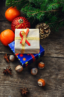 포토 JPG 해외이미지 나무 리본 크리스마스 겨울 과일 휴가 귤 선물 사람없음 목재 장식 초록색 상자 크리스마스트리 나뭇가지 소나무 12월 연도 향신료 엽서 상록수 전나무 원뿔 판지 개암 해외202004 해외포토 도형 식물 계절 기념일 열매 컬러 재료 날짜 편지 향미료 파일형식 이미지허브