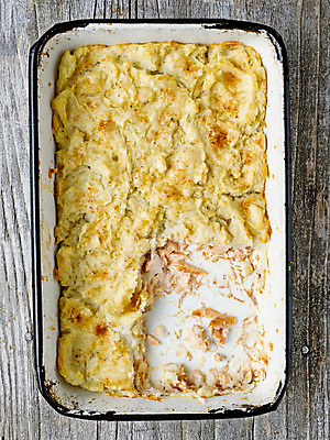 포토 JPG 해외이미지 전통 영어 음식 영국 감자 어류 요리 사람없음 세로 껍질 시골 굽기 토핑 연어 캐서롤 해외202004 해외포토 문자 유럽 채소 수중동물 용기_그릇 구이 파일형식 이미지허브