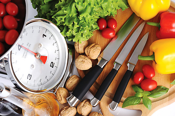 포토 JPG 해외이미지 조각 토마토 채소 유리 파스타 건강 스파게티 요리 사람없음 목재 빨간색 초록색 주방 요리사 이탈리아 샐러드 뚜껑 기구 도구 칼 눈금 호두 바질 철강 해외202004 해외포토 나무 직업 유럽 음식 컬러 재료 재질 서양음식 견과류 파일형식 이미지허브