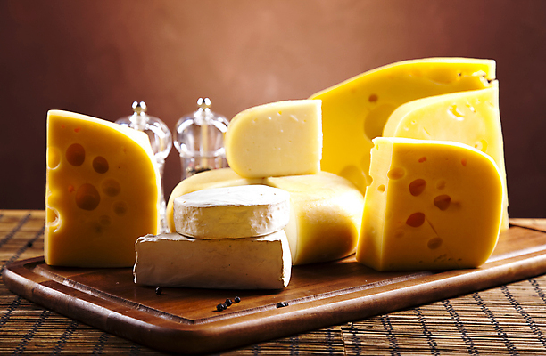 포토 JPG 해외이미지 치즈 종류 사람없음 다양 나무도마 소스통 까망베르치즈 갈색배경 해외202004 해외포토 다수 백그라운드 유제품 도마 통 목재 갈색 소스_음식 파일형식 이미지허브