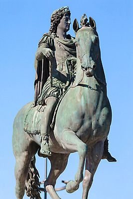 포토 JPG 해외이미지 전통 유럽 조각 여행 건축양식 하늘 사람없음 파란색 조각상 여행객 프랑스 도시 승마 역사 재산 도심 왕 정사각형 장면 지역 청동 타운 넘어짐 르네상스 리옹 해외202004 해외포토 도형 건축 나라 스포츠 컬러 모션 사람 금융 조형물 파일형식 이미지허브