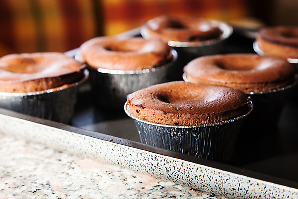 포토 JPG 해외이미지 접시 음식 조각 디저트 요리 사람없음 갈색 케이크 초콜릿 이탈리아 빵집 신선 달콤 맛 강의 먹기 크림 푸딩 무스 식품점 진실 진짜 페스츄리 핸드메이드 해외202004 해외포토 식기 유럽 빵 컬러 컨셉 모션 상점 파일형식 이미지허브