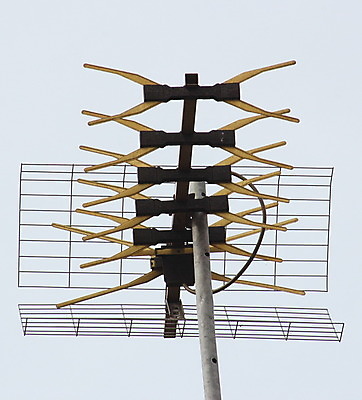 포토 JPG 해외이미지 하늘 안테나 사람없음 파란색 금속 텔레비전 기계 과학기술 방향 수화기 라디오 신호 각도 머리위 아날로그 봉 옛날 접수 해외202004 해외포토 컬러 통신 재질 기술 전자제품 전화기 파일형식 이미지허브