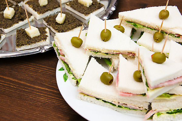 포토 JPG 해외이미지 접시 음식 빵 조각 다이어트 채소 재료 탁자 휴가 치즈 샌드위치 건강 육류 요리 사람없음 파티 식당 식사 저녁식사 이탈리아 샐러드 흰색 신선 닫기 맛 아침식사 작음 지중해 먹기 햄 토스트 점심식사 뷔페 해외202004 해외포토 식기 유럽 바다 컬러 가구 컨셉 식재료 모션 유제품 이벤트 상점 크기 파일형식 이미지허브