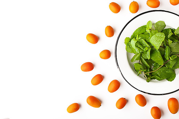 포토 JPG 해외이미지 접시 음식 백그라운드 잎 오렌지 과일 귤 요리 사람없음 가로 초록색 검은색 흰색 나뭇가지 신선 도자기 사발 민트 허브 준비 유기농 향 고립 채식주의자 비건 해외202004 해외포토 나무 식물 식기 웰빙 컬러 사기그릇 채식 파일형식 이미지허브