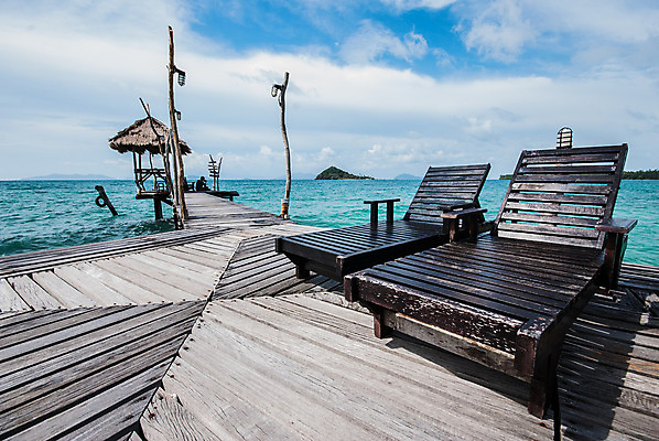 포토 JPG 해외이미지 모래 바다 섬 여행 의자 우산 휴가 휴식 풍경 사람없음 여름 휴게실 휴양지 장면 파라다이스 카피스페이스 해외202004 해외포토 계절 가구 컨셉 공백 장소 파일형식 이미지허브