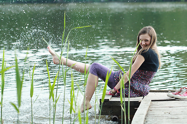 포토 JPG 해외이미지 여자 자연 휴식 한명 웃음 사람 10대 청춘 강 발판 사춘기 해외202004 해외포토 1 컨셉 청소년 표정 생태계 파일형식 이미지허브