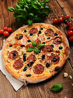 포토 JPG 해외이미지 음식 조각 토마토 채소 탁자 피망 치즈 주택 피자 패스트푸드 건강 마늘 요리 사람없음 목재 주방 식당 식사 저녁식사 이탈리아 껍질 최고 고급 닫기 맛 정크푸드 굽기 먹기 속도 올리브 반죽 바질 점심식사 모짜렐라치즈 살라미 짠맛 페퍼로니 해로움 핸드메이드 해외202004 해외포토 나무 열매 유럽 가구 컨셉 재료 모션 유제품 서양음식 건물 상점 소시지 인스턴트 구이 파일형식 이미지허브