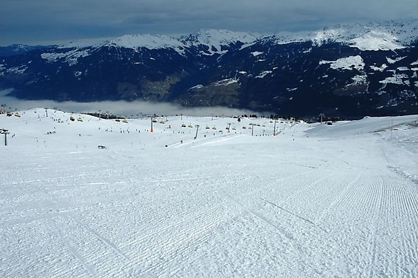 포토 JPG 해외이미지 구름 계절 밧줄 스포츠 겨울 의자 자연 하늘 휴가 스키 산 풍경 경사 사람없음 야외 계곡 맑음 흰색 시골 기둥 바 오스트리아 정상 휴양지 알프스 장면 스키선수 철사 봉 절정 지원 해외202004 해외포토 자연요소 건축 유럽 줄 컬러 가구 날씨 겨울스포츠 운동선수 장소 생태계 파일형식 이미지허브