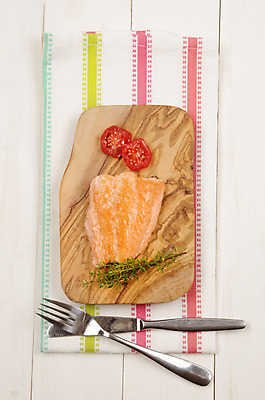 포토 JPG 해외이미지 음식 포크 토마토 채소 건강 육류 어류 요리 사람없음 목재 빨간색 흰색 칼 그릴 허브 해산물 연어 목판 백리향 행주 해외202004 해외포토 나무 식물 식기 컬러 식재료 재료 주방용품 수중동물 청소도구 파일형식 이미지허브