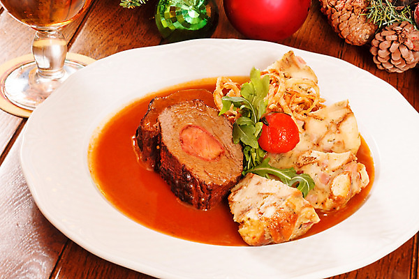 포토 JPG 해외이미지 나무 접시 음료 음식 크리스마스 채소 부분 공 양파 감자 맥주 파슬리 육류 돼지고기 스테이크 요리 사람없음 장식 갈색 식사 저녁식사 소고기 바 고명 우아함 자르기 굽기 먹기 향신료 준비 슬라이스 롤 핸드메이드 해외202004 해외포토 식물 식기 기념일 컬러 컨셉 식재료 모션 주류 서양음식 구이 향미료 파일형식 이미지허브