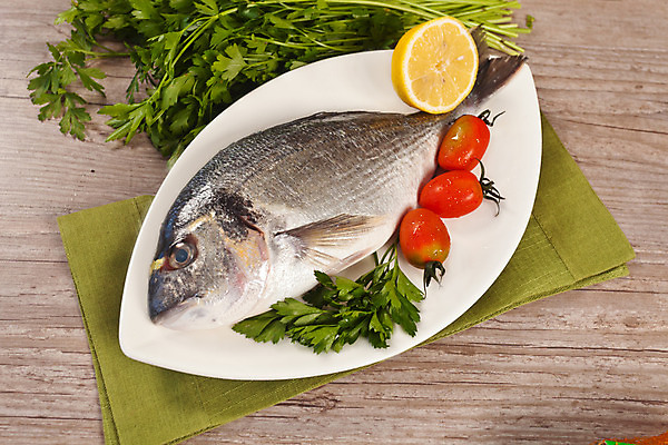 포토 JPG 해외이미지 접시 음식 다이어트 토마토 파슬리 건강 어류 요리 사람없음 초록색 식당 은색 레몬 해산물 준비 날것 도미 생식 해외202004 해외포토 식기 컬러 채소 과일 상점 수중동물 파일형식 이미지허브