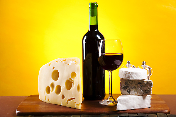 포토 JPG 해외이미지 와인잔 치즈 종류 사람없음 쌓기 와인 다양 와인병 나무도마 노란배경 블루치즈 까망베르치즈 해외202004 해외포토 다수 백그라운드 술잔 모션 병_용기 유제품 도마 주류 목재 노란색 파일형식 이미지허브