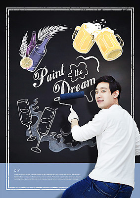 PSD 편집 편집이미지 남자 와인잔 페인팅 술병 맥주 한명 상반신 20대 뒷모습 인테리어 칠판 한국인 뒤돌아보기 레몬 맥주잔 페인트롤러 DIY 이미지편집 1 디자인 뷰포인트 술잔 과일 모션 병_용기 주류 사람 동양인 청년 취미 파일형식