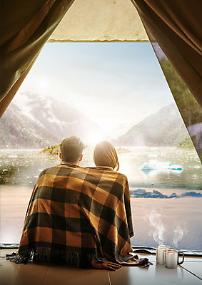 PSD 편집 편집이미지 여자 남자 커피 겨울 산 텐트 앉기 성인 두명 뒷모습 강 무릎담요 성인만 겨울캠프 이미지편집 계절 음료 뷰포인트 모션 캠핑도구 사람 캠핑 파일형식