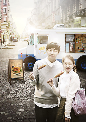 PSD 편집 편집이미지 커플 여자 남자 음식 웃음 상반신 20대 두명 한국인 핫도그 입간판 푸드트럭 이미지편집 관계 간판 패스트푸드 표정 사람 동양인 청년 트럭 파일형식