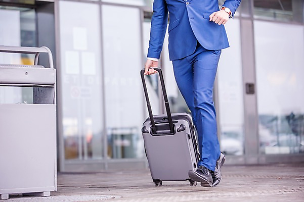 포토 JPG 주간 남자 한명 서기 성인 야외 앞모습 아웃포커스 걷기 캐리어 하반신 다리 비즈니스맨 공항 출장 성인남자한명만 국내포토 자연요소 1 뷰포인트 비즈니스 교통시설 모션 촬영기법 사람 신체부위 여행가방 직장인 남자한명만 성인남자만 파일형식