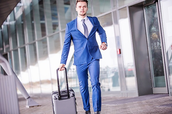 포토 JPG 주간 서양인 남자 한명 성인 야외 앞모습 달리기 캐리어 비즈니스맨 공항 출장 성인남자한명만 국내포토 자연요소 외국인 1 뷰포인트 비즈니스 교통시설 모션 사람 여행가방 직장인 남자한명만 성인남자만 파일형식