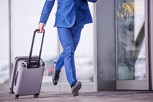 포토 JPG 주간 남자 한명 성인 야외 앞모습 달리기 캐리어 하반신 다리 비즈니스맨 공항 출장 성인남자한명만 국내포토 자연요소 1 뷰포인트 비즈니스 교통시설 모션 사람 신체부위 여행가방 직장인 남자한명만 성인남자만 파일형식