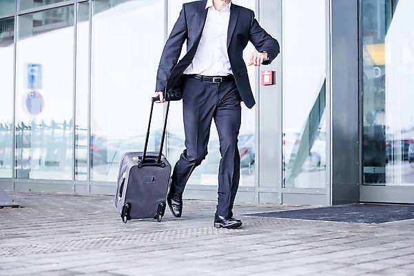 포토 JPG 주간 남자 한명 성인 야외 앞모습 달리기 캐리어 하반신 다리 시간 비즈니스맨 공항 출장 성인남자한명만 국내포토 자연요소 1 뷰포인트 비즈니스 교통시설 모션 사람 신체부위 여행가방 직장인 남자한명만 성인남자만 파일형식