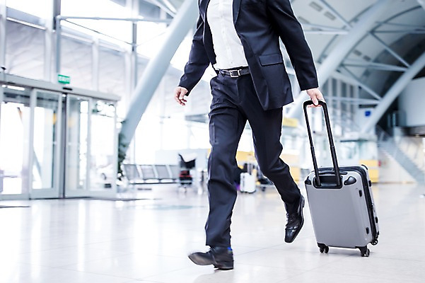 포토 JPG 남자 실내 한명 성인 앞모습 아웃포커스 달리기 캐리어 하반신 다리 비즈니스맨 공항 출장 성인남자한명만 국내포토 1 뷰포인트 비즈니스 교통시설 모션 촬영기법 사람 내부 신체부위 여행가방 직장인 남자한명만 성인남자만 파일형식