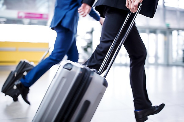 포토 JPG 남자 실내 성인 두명 옆모습 아웃포커스 달리기 캐리어 하반신 다리 비즈니스맨 공항 동료 출장 성인남자만 국내포토 뷰포인트 비즈니스 관계 교통시설 모션 촬영기법 사람 내부 신체부위 여행가방 직장인 남자만 성인만 파일형식