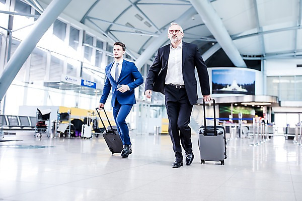 포토 JPG 전신 서양인 노년 남자 실내 성인 두명 앞모습 달리기 캐리어 비즈니스맨 공항 동료 출장 성인남자만 국내포토 외국인 뷰포인트 비즈니스 관계 교통시설 모션 사람 내부 여행가방 직장인 남자만 성인만 파일형식