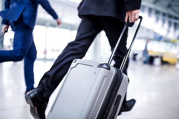 포토 JPG 남자 실내 성인 두명 뒷모습 아웃포커스 달리기 캐리어 하반신 다리 비즈니스맨 공항 동료 출장 성인남자만 국내포토 뷰포인트 비즈니스 관계 교통시설 모션 촬영기법 사람 내부 신체부위 여행가방 직장인 남자만 성인만 파일형식