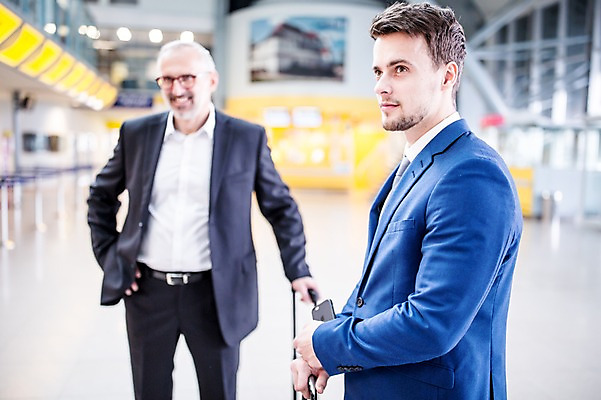 포토 JPG 서양인 응시 노년 남자 실내 웃음 상반신 성인 두명 앞모습 옆모습 아웃포커스 캐리어 비즈니스맨 공항 동료 출장 성인남자만 국내포토 외국인 시선 뷰포인트 비즈니스 관계 교통시설 촬영기법 표정 사람 내부 여행가방 직장인 남자만 성인만 파일형식