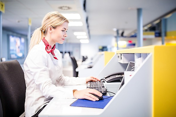 포토 JPG 서양인 여자 실내 한명 앉기 상반신 성인 옆모습 아웃포커스 공항 프런트 출장 출국 성인여자한명만 국내포토 외국인 1 뷰포인트 비즈니스 교통시설 모션 촬영기법 사람 내부 여자한명만 성인여자만 파일형식