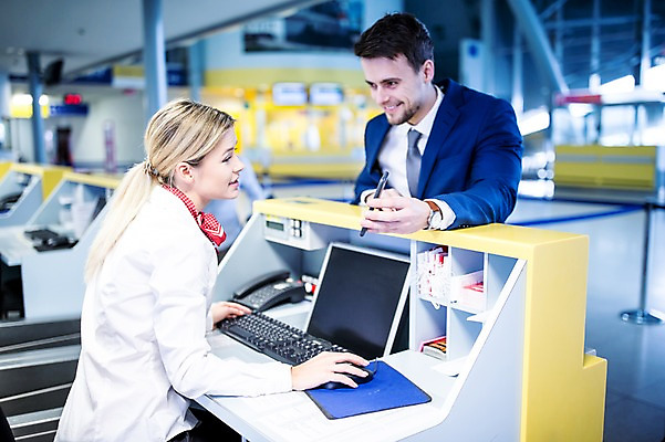 포토 JPG 서양인 여자 남자 실내 웃음 상반신 성인 두명 옆모습 아웃포커스 스마트폰 비즈니스맨 공항 프런트 출장 출국 성인만 국내포토 외국인 뷰포인트 비즈니스 교통시설 촬영기법 표정 사람 내부 핸드폰 스마트기기 직장인 파일형식