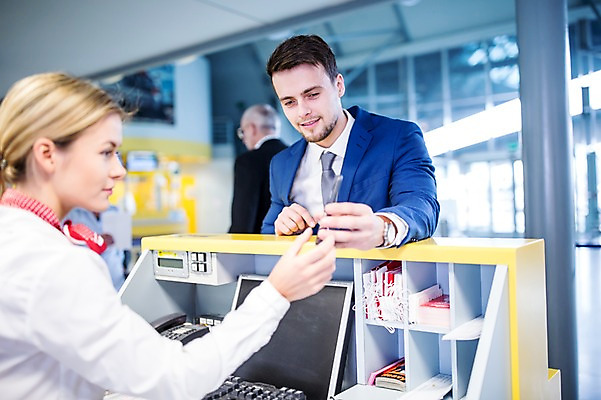 포토 JPG 서양인 여자 남자 실내 상반신 성인 옆모습 아웃포커스 세명 스마트폰 비즈니스맨 공항 프런트 출장 출국 성인만 국내포토 외국인 뷰포인트 비즈니스 교통시설 촬영기법 사람 내부 핸드폰 스마트기기 직장인 파일형식