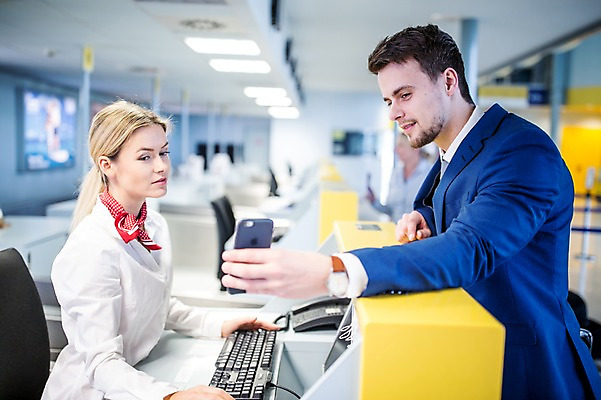 포토 JPG 서양인 여자 남자 실내 상반신 성인 두명 옆모습 아웃포커스 스마트폰 비즈니스맨 공항 프런트 출장 출국 성인만 국내포토 외국인 뷰포인트 비즈니스 교통시설 촬영기법 사람 내부 핸드폰 스마트기기 직장인 파일형식
