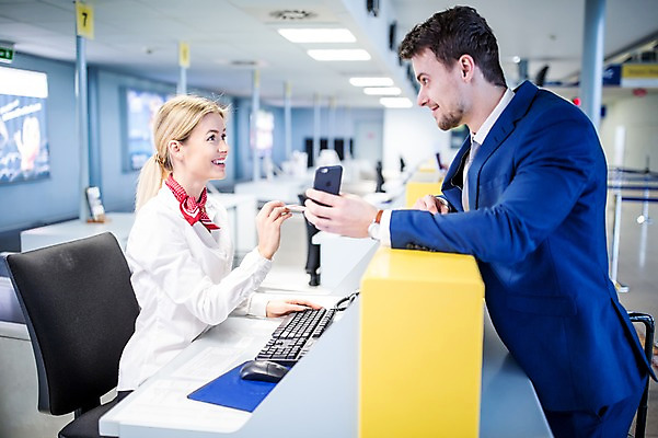 포토 JPG 서양인 여자 남자 실내 웃음 상반신 성인 두명 옆모습 아웃포커스 스마트폰 마주보기 비즈니스맨 공항 프런트 출장 출국 성인만 국내포토 외국인 뷰포인트 비즈니스 교통시설 모션 촬영기법 표정 사람 내부 핸드폰 스마트기기 직장인 파일형식