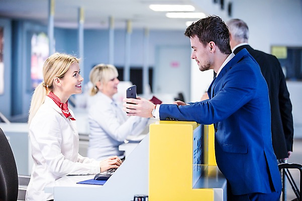 포토 JPG 서양인 여자 남자 실내 웃음 여러명 상반신 성인 옆모습 아웃포커스 스마트폰 마주보기 비즈니스맨 공항 프런트 출장 출국 성인만 국내포토 외국인 뷰포인트 다수 비즈니스 교통시설 모션 촬영기법 표정 사람 내부 핸드폰 스마트기기 직장인 파일형식