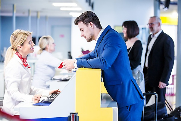 포토 JPG 서양인 여자 노년 남자 실내 여러명 상반신 성인 옆모습 아웃포커스 비즈니스맨 공항 프런트 출장 출국 성인만 국내포토 외국인 뷰포인트 다수 비즈니스 교통시설 촬영기법 사람 내부 직장인 파일형식