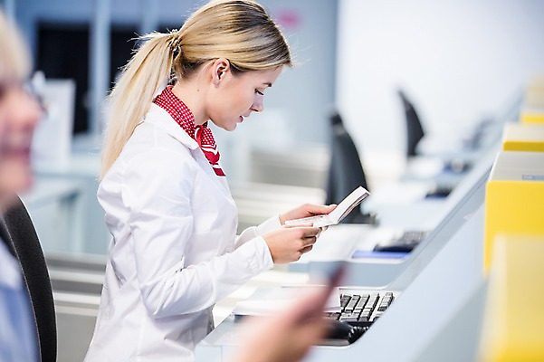 포토 JPG 서양인 여자 실내 상반신 성인 두명 옆모습 아웃포커스 공항 프런트 출장 여권 출국 국내포토 외국인 뷰포인트 비즈니스 교통시설 촬영기법 사람 내부 파일형식