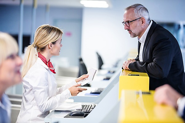포토 JPG 서양인 여자 노년 남자 실내 상반신 성인 옆모습 아웃포커스 세명 비즈니스맨 공항 프런트 출장 여권 출국 성인만 국내포토 외국인 뷰포인트 비즈니스 교통시설 촬영기법 사람 내부 직장인 파일형식