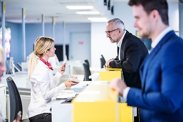 포토 JPG 서양인 여자 노년 남자 실내 여러명 상반신 성인 옆모습 아웃포커스 비즈니스맨 공항 프런트 출장 출국 성인만 국내포토 외국인 뷰포인트 다수 비즈니스 교통시설 촬영기법 사람 내부 직장인 파일형식