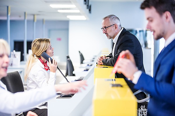 포토 JPG 서양인 여자 노년 남자 실내 여러명 상반신 성인 옆모습 아웃포커스 비즈니스맨 공항 프런트 출장 통화 출국 성인만 국내포토 외국인 뷰포인트 다수 비즈니스 교통시설 모션 촬영기법 사람 내부 직장인 파일형식