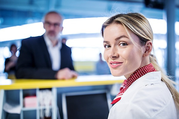 포토 JPG 서양인 여자 노년 남자 실내 웃음 여러명 상반신 성인 옆모습 아웃포커스 비즈니스맨 공항 프런트 출장 출국 성인만 국내포토 외국인 뷰포인트 다수 비즈니스 교통시설 촬영기법 표정 사람 내부 직장인 파일형식