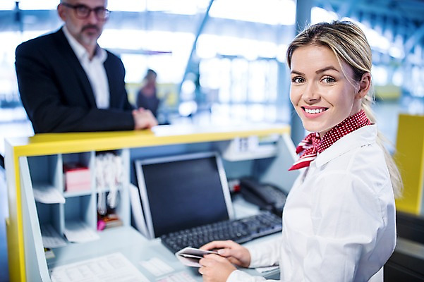 포토 JPG 서양인 여자 노년 남자 실내 웃음 상반신 성인 옆모습 아웃포커스 세명 비즈니스맨 공항 프런트 출장 여권 출국 성인만 국내포토 외국인 뷰포인트 비즈니스 교통시설 촬영기법 표정 사람 내부 직장인 파일형식