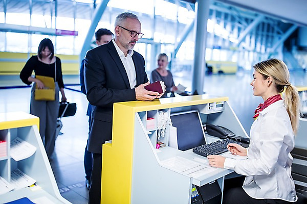 포토 JPG 서양인 여자 노년 남자 실내 여러명 상반신 성인 옆모습 아웃포커스 비즈니스맨 공항 프런트 출장 여권 출국 성인만 국내포토 외국인 뷰포인트 다수 비즈니스 교통시설 촬영기법 사람 내부 직장인 파일형식