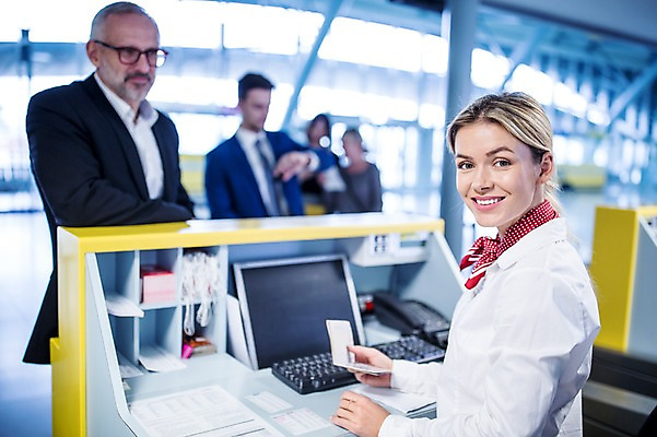 포토 JPG 서양인 여자 노년 남자 실내 웃음 여러명 상반신 성인 옆모습 아웃포커스 비즈니스맨 공항 프런트 출장 여권 출국 성인만 국내포토 외국인 뷰포인트 다수 비즈니스 교통시설 촬영기법 표정 사람 내부 직장인 파일형식