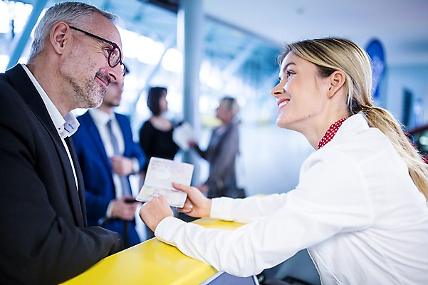 포토 JPG 서양인 여자 노년 남자 실내 웃음 여러명 상반신 성인 옆모습 아웃포커스 마주보기 비즈니스맨 공항 프런트 출장 여권 출국 성인만 국내포토 외국인 뷰포인트 다수 비즈니스 교통시설 모션 촬영기법 표정 사람 내부 직장인 파일형식
