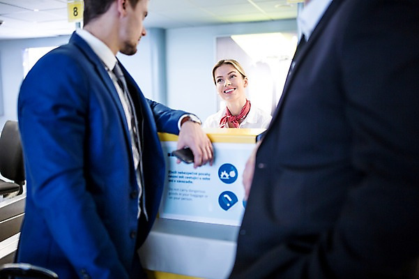 포토 JPG 서양인 여자 남자 실내 웃음 상반신 성인 아웃포커스 세명 비즈니스맨 공항 프런트 출장 출국 성인만 국내포토 외국인 비즈니스 교통시설 촬영기법 표정 사람 내부 직장인 파일형식