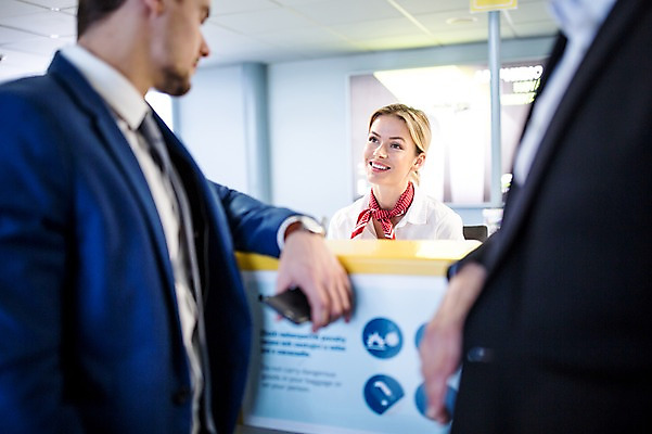 포토 JPG 서양인 여자 남자 실내 웃음 상반신 성인 아웃포커스 세명 비즈니스맨 공항 프런트 출장 출국 성인만 국내포토 외국인 비즈니스 교통시설 촬영기법 표정 사람 내부 직장인 파일형식