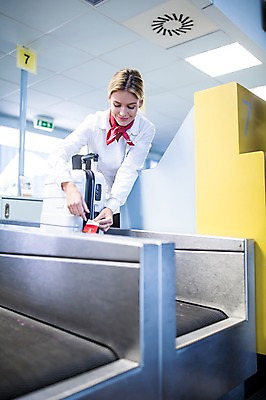 포토 JPG 서양인 여자 실내 한명 웃음 상반신 성인 앞모습 캐리어 공항 프런트 출장 수하물 출국 성인여자한명만 국내포토 외국인 1 뷰포인트 비즈니스 교통시설 표정 사람 내부 여행가방 여자한명만 성인여자만 파일형식