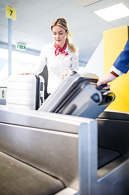 포토 JPG 서양인 손 여자 남자 실내 들기 상반신 성인 두명 아웃포커스 캐리어 비즈니스맨 공항 프런트 출장 수하물 출국 성인만 국내포토 외국인 비즈니스 교통시설 모션 촬영기법 사람 내부 신체부위 여행가방 직장인 파일형식